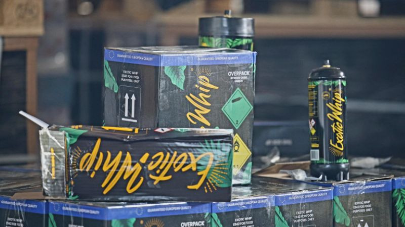 Откриха две коли, натъпкани с флакони райски газ край Черноморец